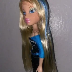 Cloe Bratz Doll W/ Blue Hair & Outfits